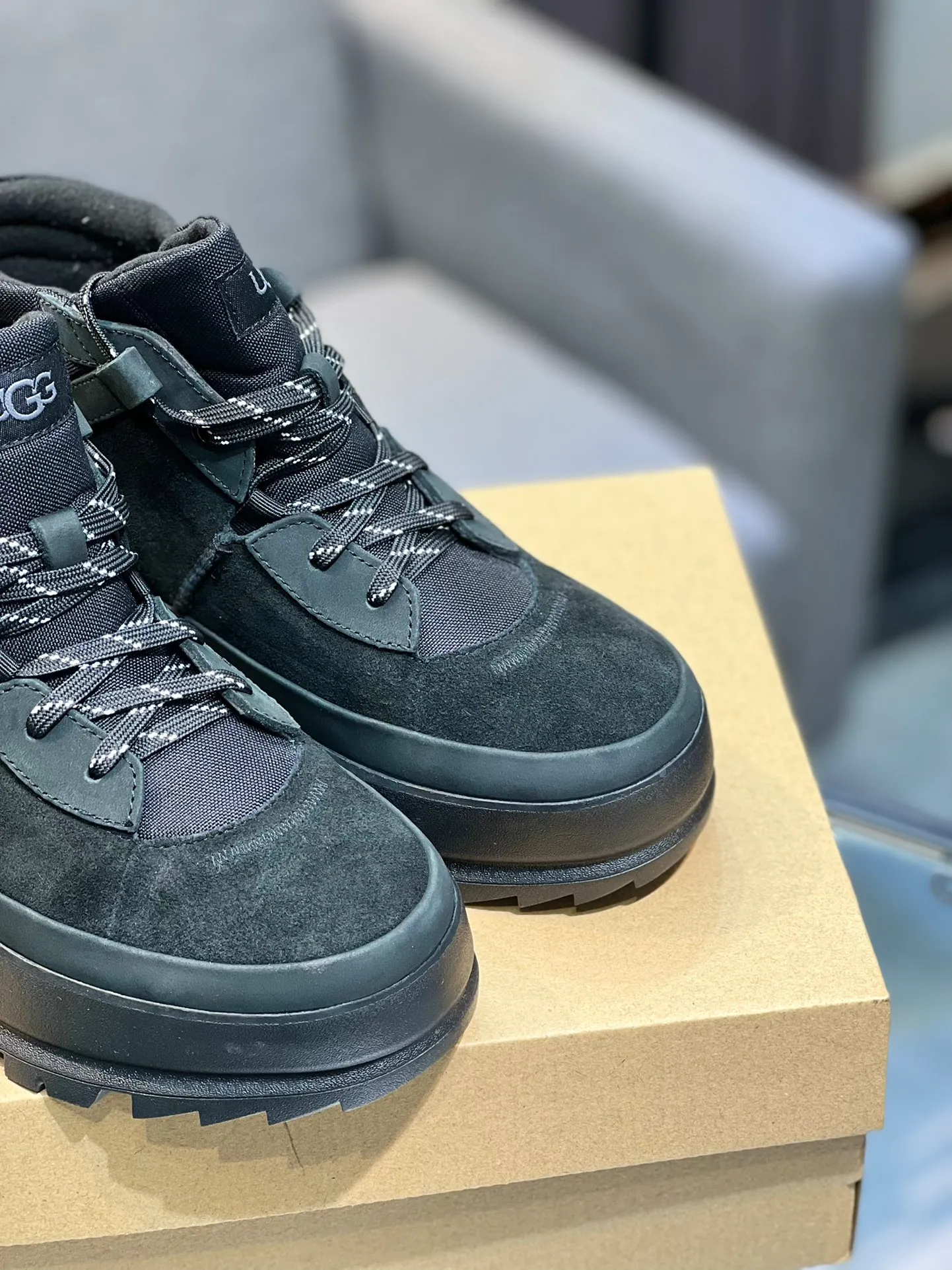 Men's shoes 💰620 (UGG) New 👉 Warm series for casual men, the simple and elegant shoe style sublimates the classics, the fabric is made of imported cowhide embossed ➕ warm real wool lining, and the special rubber outsole upgrades the wearing experience ✌️ Comfortable on the feet, very domineering! Code number:38-44